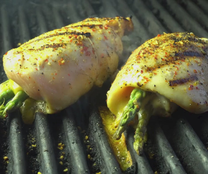 Ce poulet farci est l'option parfaite pour impressionner vos invités ou pour un repas en semaine sans compromis sur la qualité et le goût. Profitez d'un plat à la fois simple à préparer et absolument délicieux.