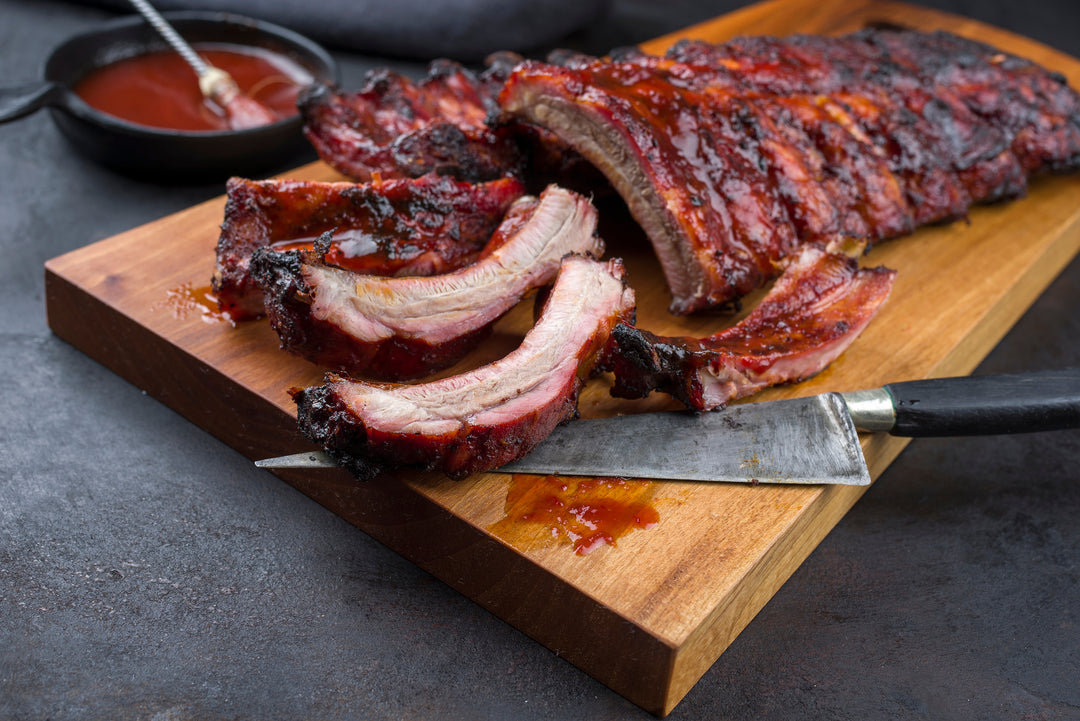 Côtes levées de dos de bœuf du Québec préparées avec soin et cuites sous vide pour conserver les jus de cuisson et maximiser la tendreté. Il ne vous reste simplement qu’à les réchauffer sur le BBQ ou au four ! Notre recette maison est appréciée de notre clientèle et saura convaincre même les plus sceptiques. L’essayer, c’est l’adopter !