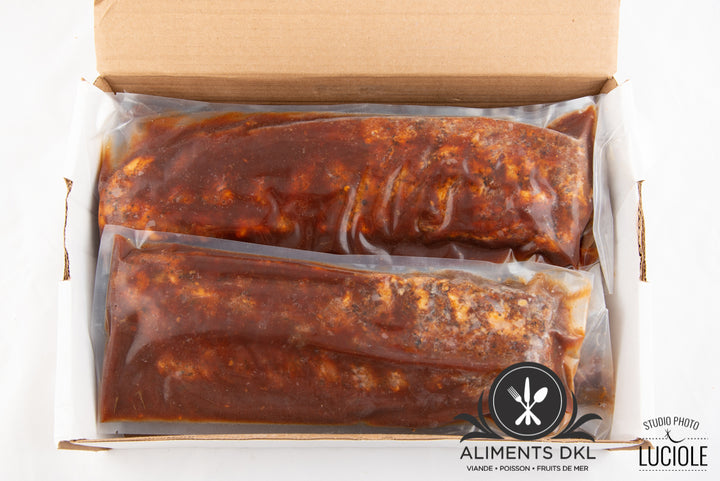Côtes levées de dos de bœuf du Québec préparées avec soin et cuites sous vide pour conserver les jus de cuisson et maximiser la tendreté. Il ne vous reste simplement qu’à les réchauffer sur le BBQ ou au four ! Notre recette maison est appréciée de notre clientèle et saura convaincre même les plus sceptiques. L’essayer, c’est l’adopter !