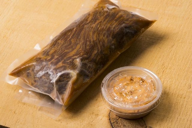 Cette bavette, provenant du programme 1855, est marinée dans un mélange de jus d’ananas et de sauce soya avec une touche de tabasco et est accompagnée d’un beurre de chèvre aux tomates séchées.