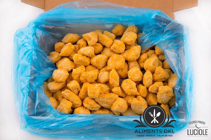 Boîte de 2kg, environ 100 morceaux de poulet avec sauce  Préparés à la main à partir de poitrines de poulet sélectionnées pour leur goût juteux et leur tendreté inégalés, les morceaux de poulet sont enrobés d’une pâte tempura légère et croustillante qui donnera une texture parfaite à votre tao.  Cuisson : préchauffer le four à 400°F (204°C) et réchauffer le poulet pendant 15 à 20 minutes jusqu’à l’obtention d’une température interne de 165°F (74°C) et croustillant