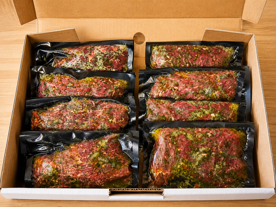 Boîte de bavettes de bœuf Chimichurri Aliments DKL marinées sous vide avec fines herbes, ail et huile, prêtes pour le BBQ ou la poêle.