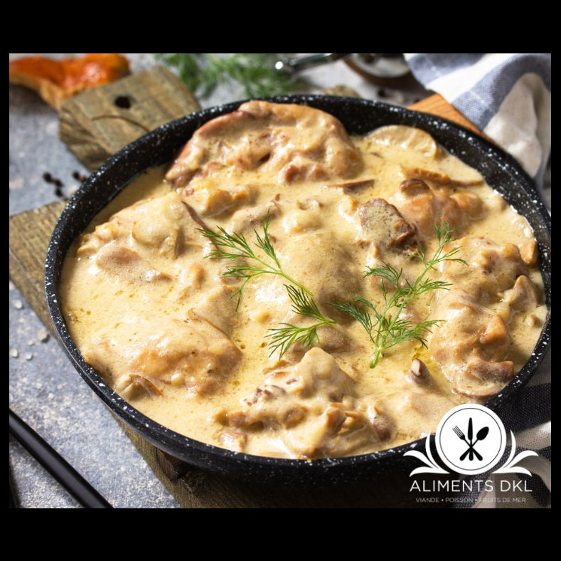 Poitrine de poulet crème à la grecque servie avec sauce crémeuse et accompagnement d’inspiration méditerranéenne.