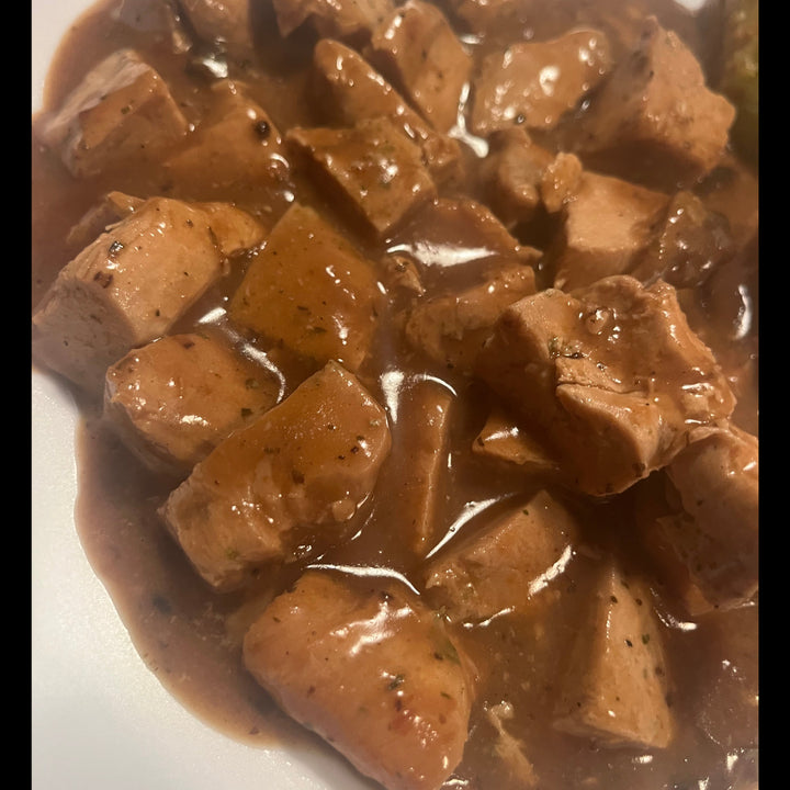 Poulet forestier surgelé déjà cuit avec sauce au vin, demi-glace et champignons, format 8 x 400 g, Aliments DKL.