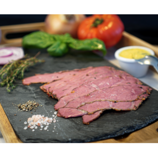 Sandwich au smoked meat de bœuf chaud avec viande fumée, pain de seigle, moutarde et cornichons.