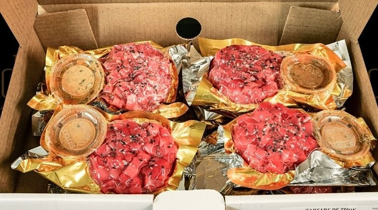 Portion de 140 g de tartare de thon au sésame dans son emballage sous vide.
