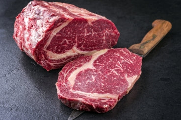 Le bison est une viande rouge de gibier qui s’apparente à la viande de bœuf tout en offrant un goût légèrement plus prononcé et une chair beaucoup moins grasse. Cette viande est par ailleurs très dense ce qui lui permet de ne pas rétrécir lors de la cuisson.  Essayez la cuisson mi-saignante pour votre bison. Vous serez enchanté par la saveur sauvage et naturelle dont on se délecte depuis plusieurs milliers d’années.
