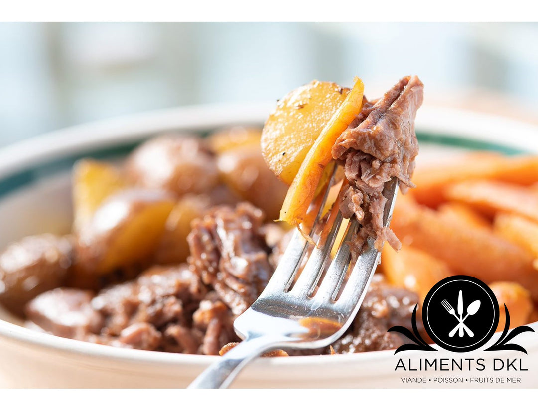Délicieux effiloché de boeuf dans une sauce au vin prêt en moin de 10 minutes. Servir en plat principal accompagné de légumes ou transformez une simple poutine en plat gastronomique.