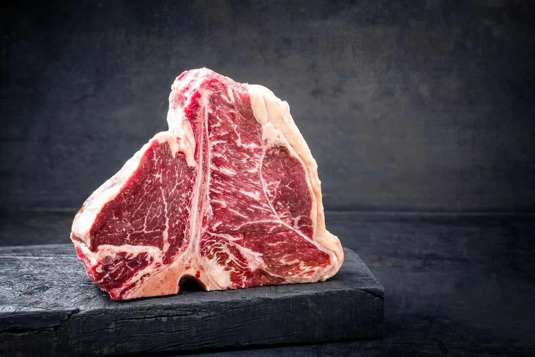 T-bone steakhouse 1855 Black Angus sur os, viande tendre et juteuse avec marbrure élevée