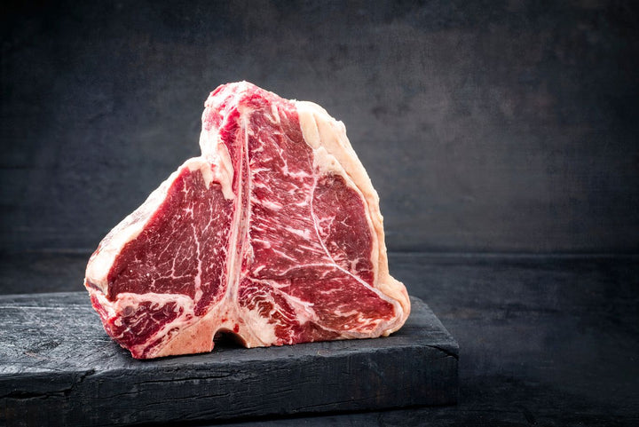 T-bone steakhouse 1855 Black Angus sur os, viande tendre et juteuse avec marbrure élevée