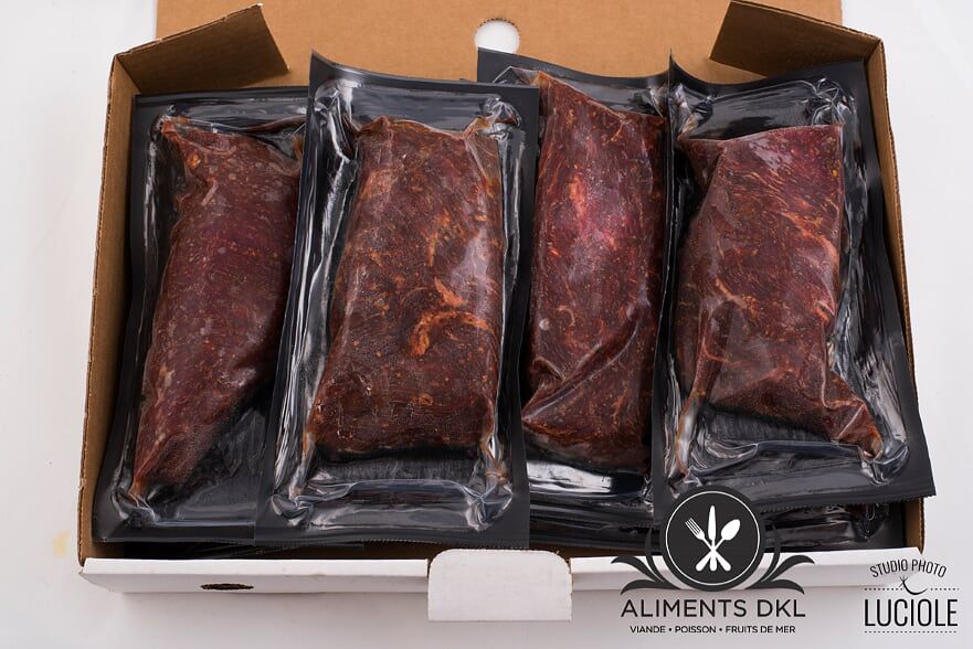 On pourrait croire que la bavette est une viande plutôt coriace mais une bonne marinade, comme celle aux trois poivres, a pour effet d’augmenter sa tendreté et sa saveur. ce découpe à la fourchette  Pour pouvoir profiter au maximum de cette pièce, mieux vaut la servir rosée ou mi-saignante.