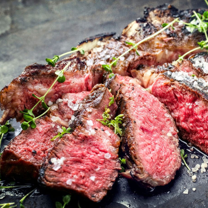Bavette de bœuf canadien AAA marinée aux trois poivres : noir, vert et rose.