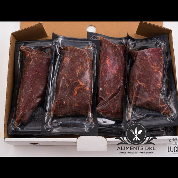 Bavette de bœuf AAA canadien assaisonnée de poivres noir, vert et rose.