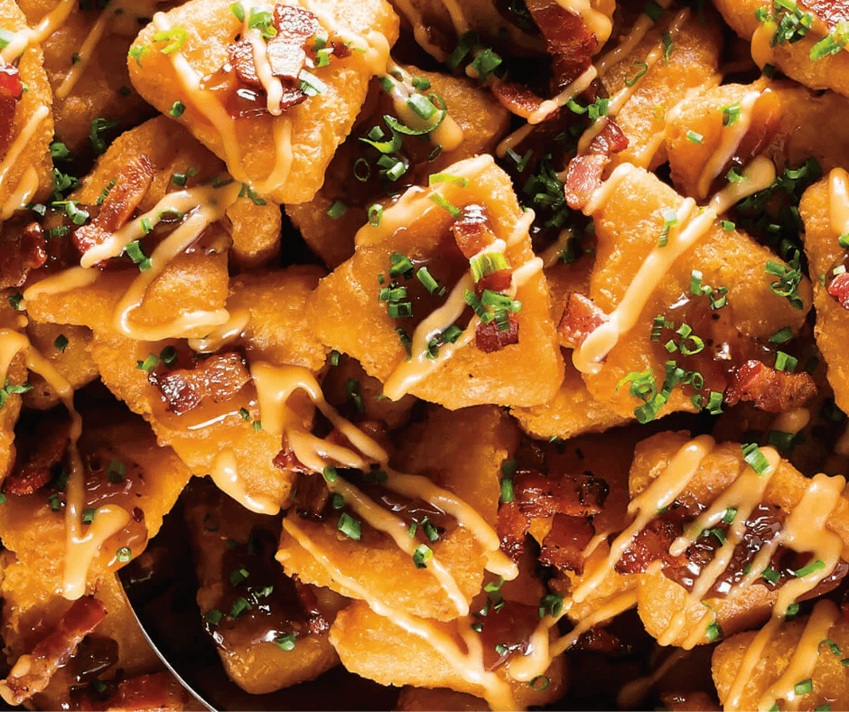 Bouchées en pointes farcies de macaroni au fromage cheddar de style maison.
