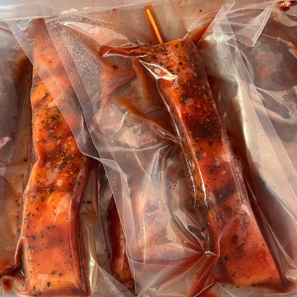 Brochettes de saumon aux 3 poivres dans leur emballage sous vide.
