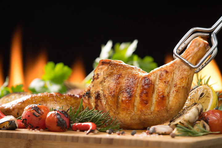 Poulet BBQ rôti sur broche Aliments DKL comprenant 6 cuisses et 6 poitrines déjà cuites, prêtes à réchauffer au four, au BBQ ou à l'Air Fryer.