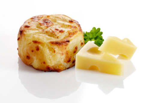 Gratin dauphinois aux pommes de terre finement tranchées, nappées d'une sauce crémeuse et gratinées jusqu'à obtenir une belle surface dorée, un accompagnement gourmand proposé par Aliments DKL.