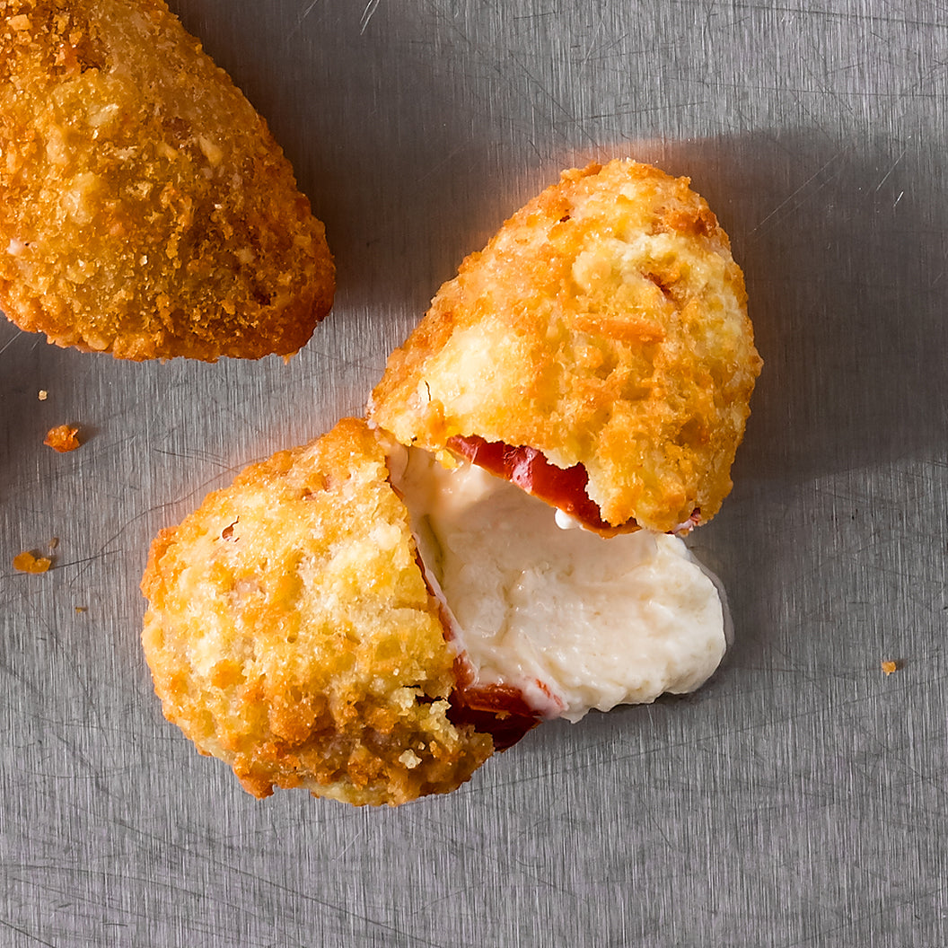 Poppers de jalapeños rouges farcis de fromage à la crème pimentée et enrobés de chapelure.