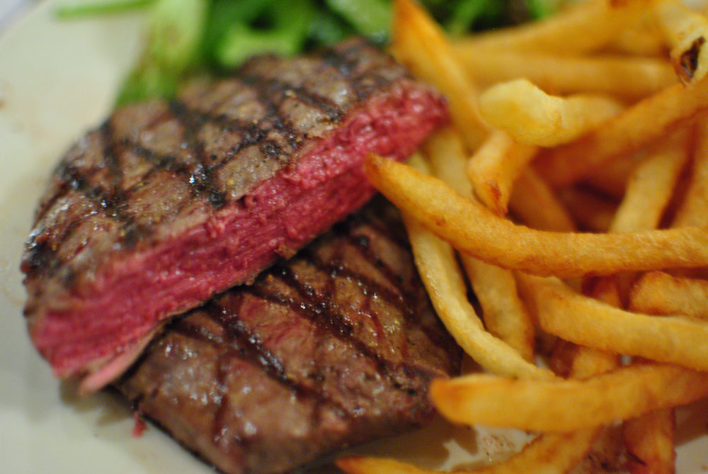 Steak minute pub mariné aux 3 poivres Aliments DKL, boîte de 12 steaks de bœuf de 140 g, surgelés, tendres et prêts à cuire au BBQ ou à la poêle, livraison partout au Québec.