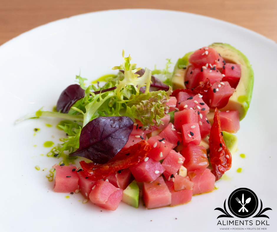 Tartare de thon coupé à la main et assaisonné d’une marinade au sésame.