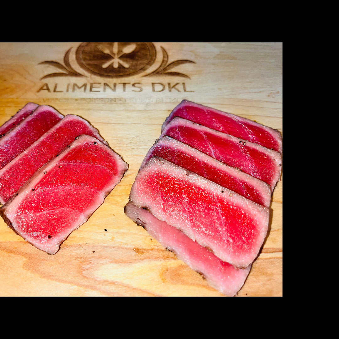 Tataki de thon saisi en surface et coupé en fines tranches.